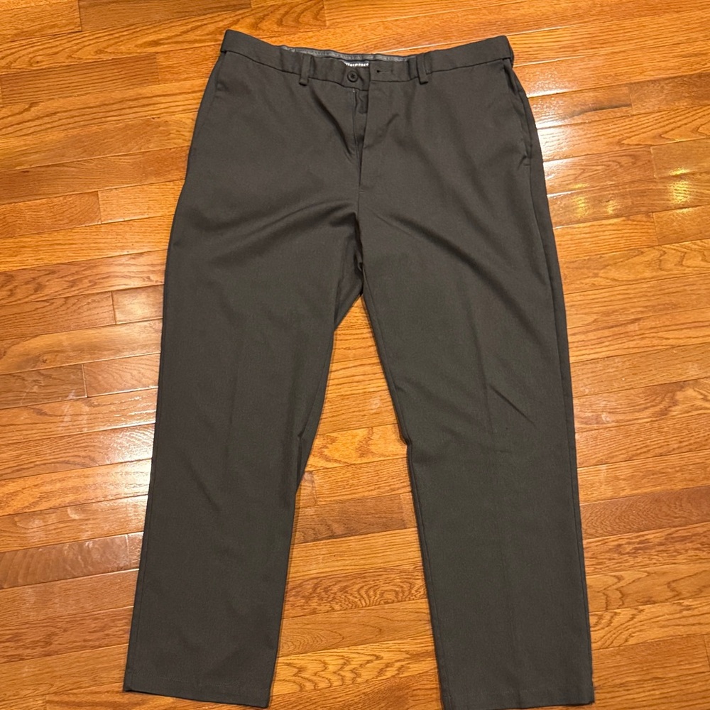 Haggar Men's Classic Fit Cool Fit Performance Flex Dress Pants